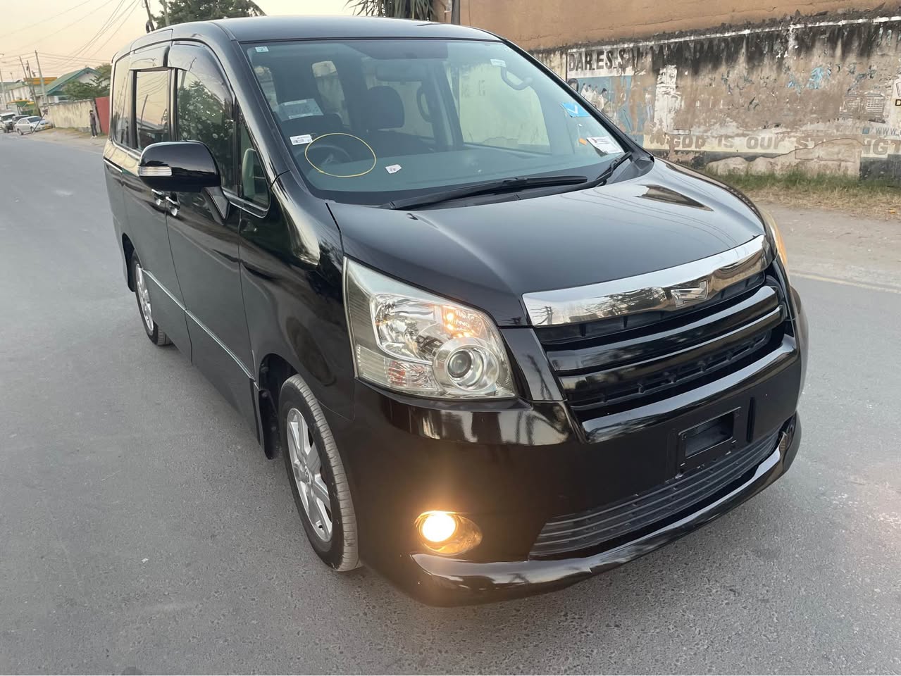 A picture of TOYOTA NOAH NEW MODEL 2008 PRICE 25 800 000 Year