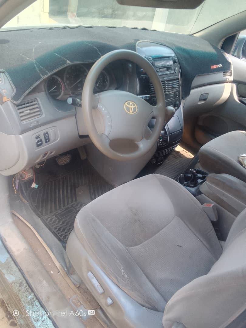 A picture of toyota sienna 05