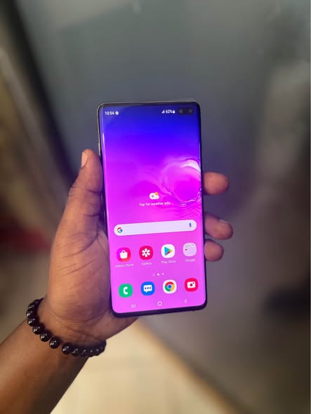 A picture of SAMSUNG S10 FULL DISPLAY