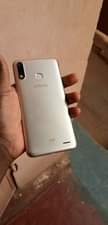 A picture of Infinix hot 7 has some cracks but fully functional
