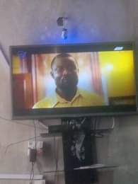 A picture of 32inch original LG LED screen For sale Price 65k Reason