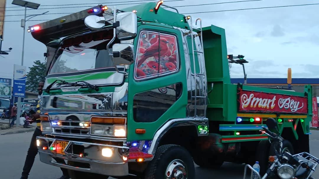 A picture of MITSUBISHI FUSO TIPPER 0688301574 Milioni 77 Reg CAP Eng 6D17