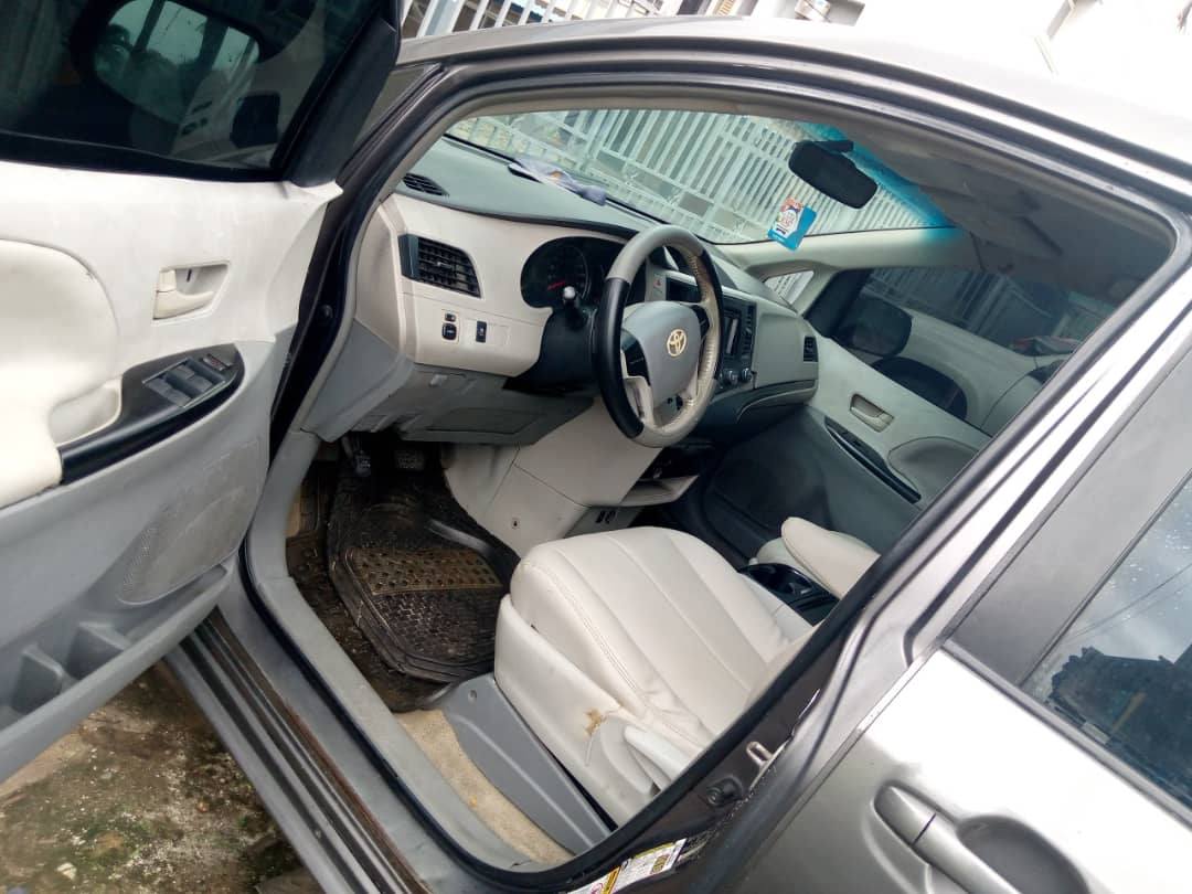 A picture of Toyota Sienna 012 Model
