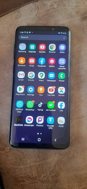 A picture of Samsung S9 plus 64gb and 6ram no crack no dot
