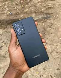 A picture of Samsung Galaxy a52 imenyooka sanaaaa gb128 ram8