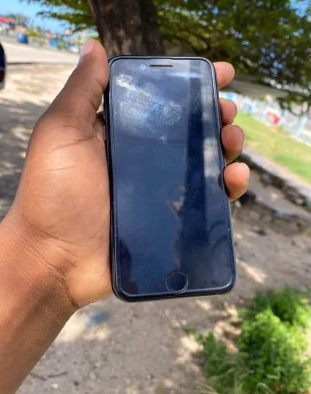 A picture of iPhone 7plain gb 128