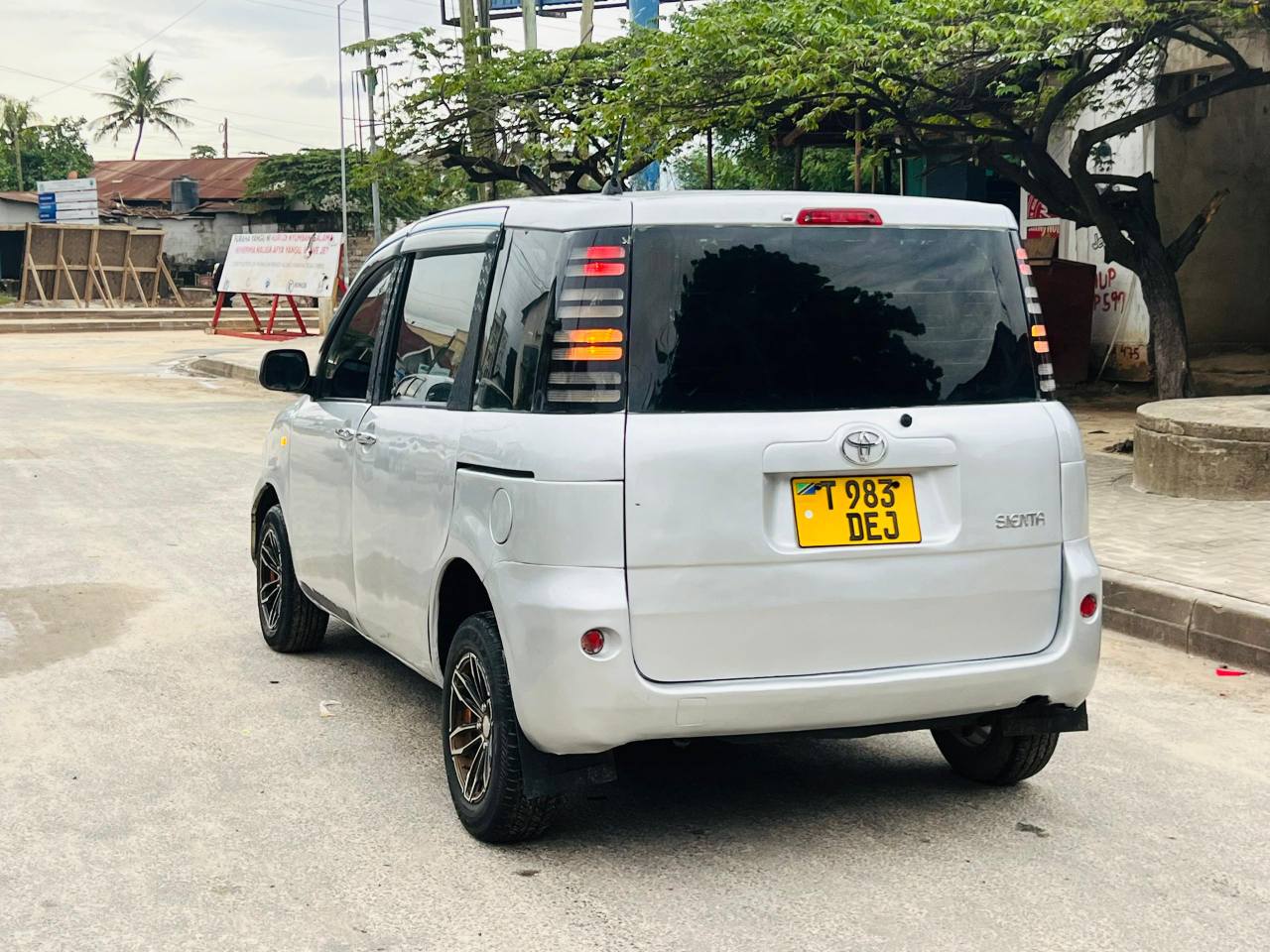 A picture of Toyota sienta Whatsapp 0712690760 Price Bei 6 7mil 1NZ Cc