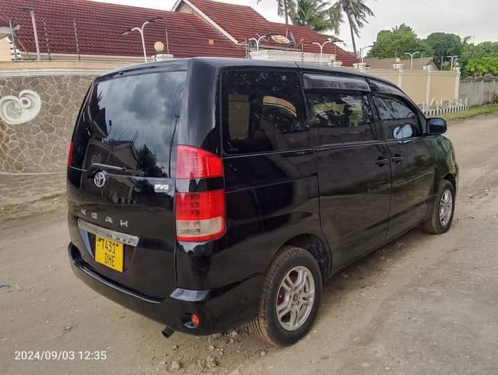 A picture of TOYOTA NOAH