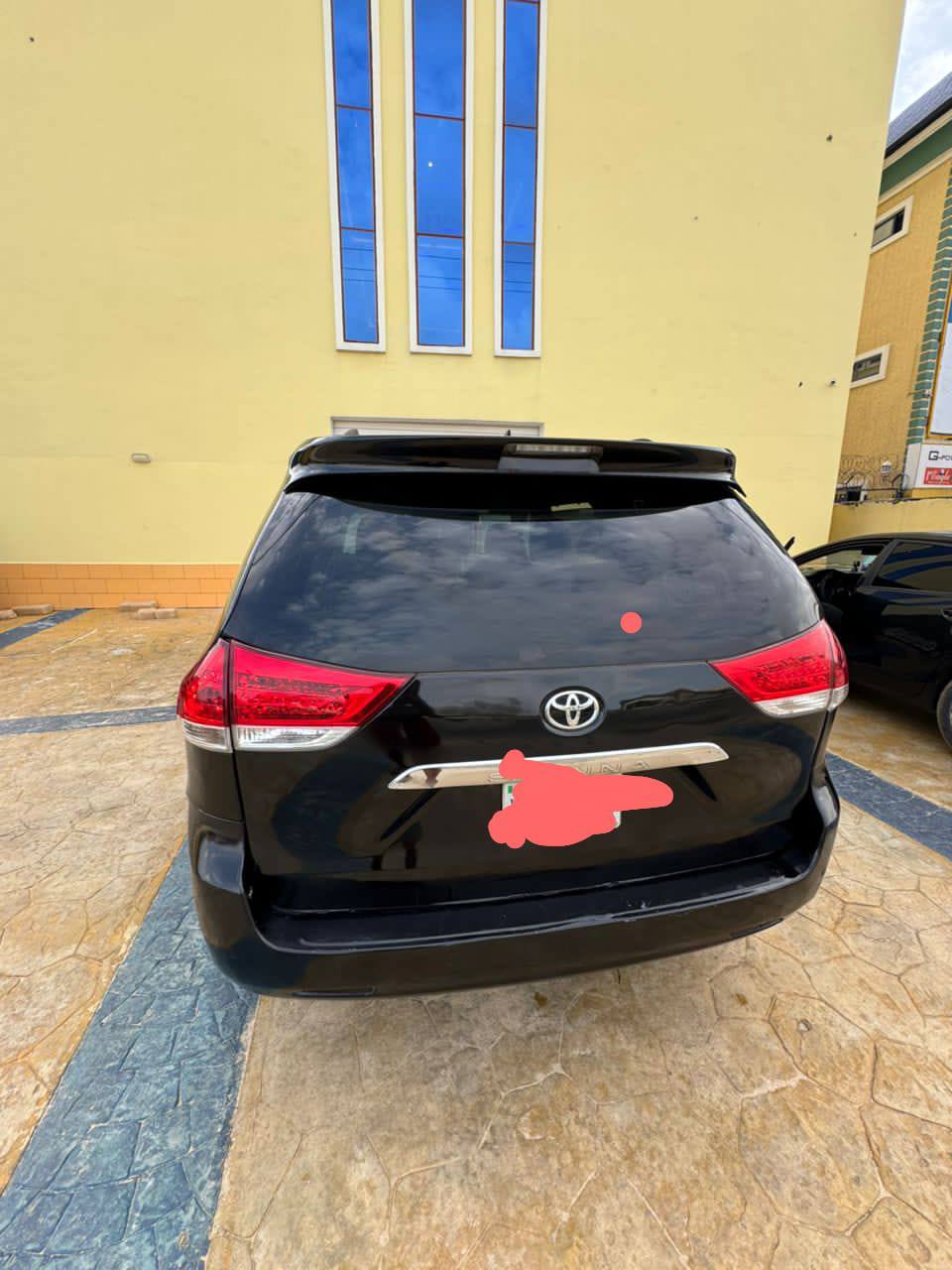 A picture of Toyota Sienna 2011