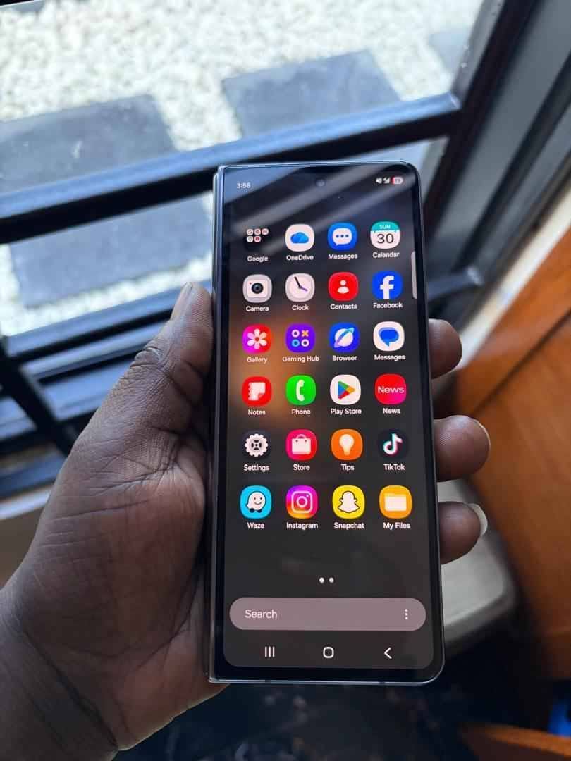 A picture of Galaxy z fold4 Njoo uchukue 500000