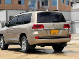 A picture of Toyota Land Cruiser VX V8