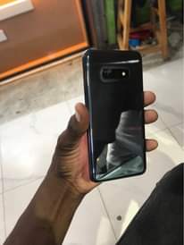 A picture of Samsung s10e