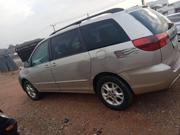 A picture of 2005 Toyota seinna