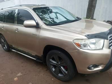 A picture of Toyota Highlander 2008 2009 model Engine have top noise it