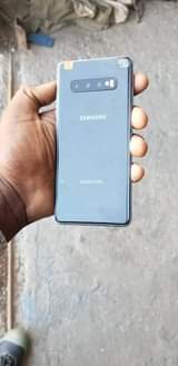 A picture of Samsung S10plus Storage128 Ram8 Network4G Mpya Sanaa kama unavyoiyona Price