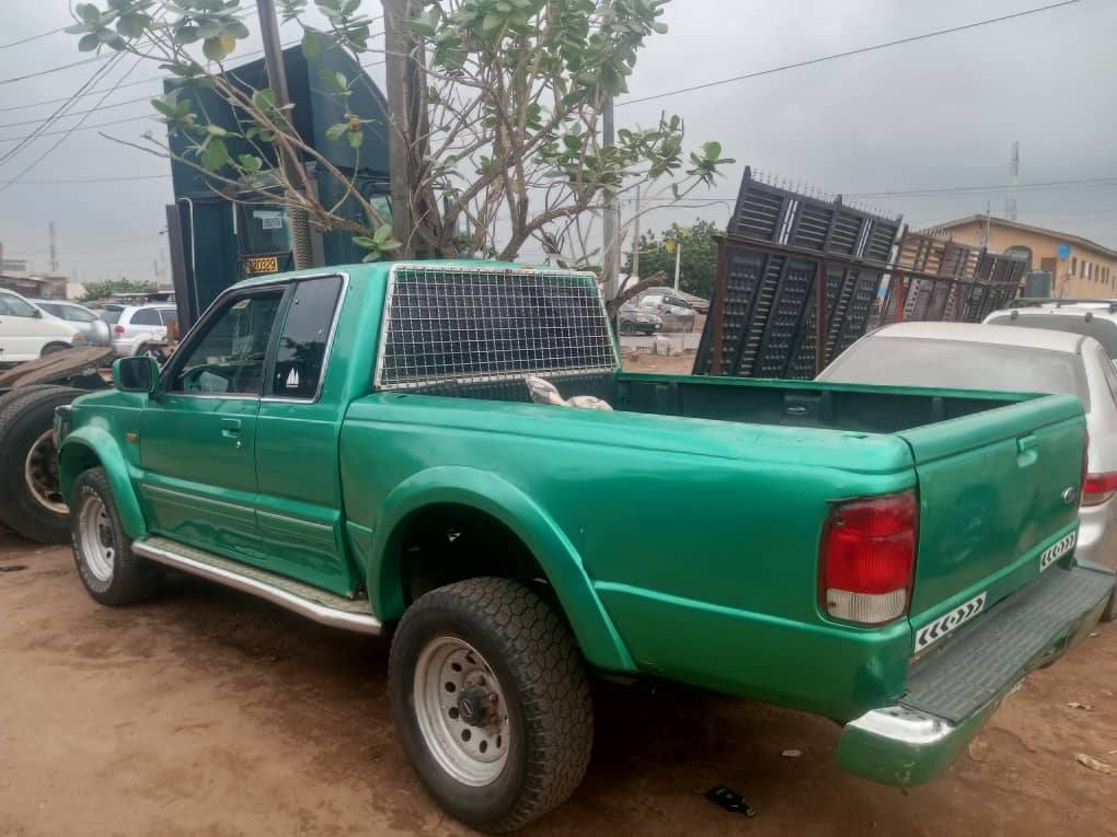 A picture of This is a ruggeding ford ranger pickup with manual driving