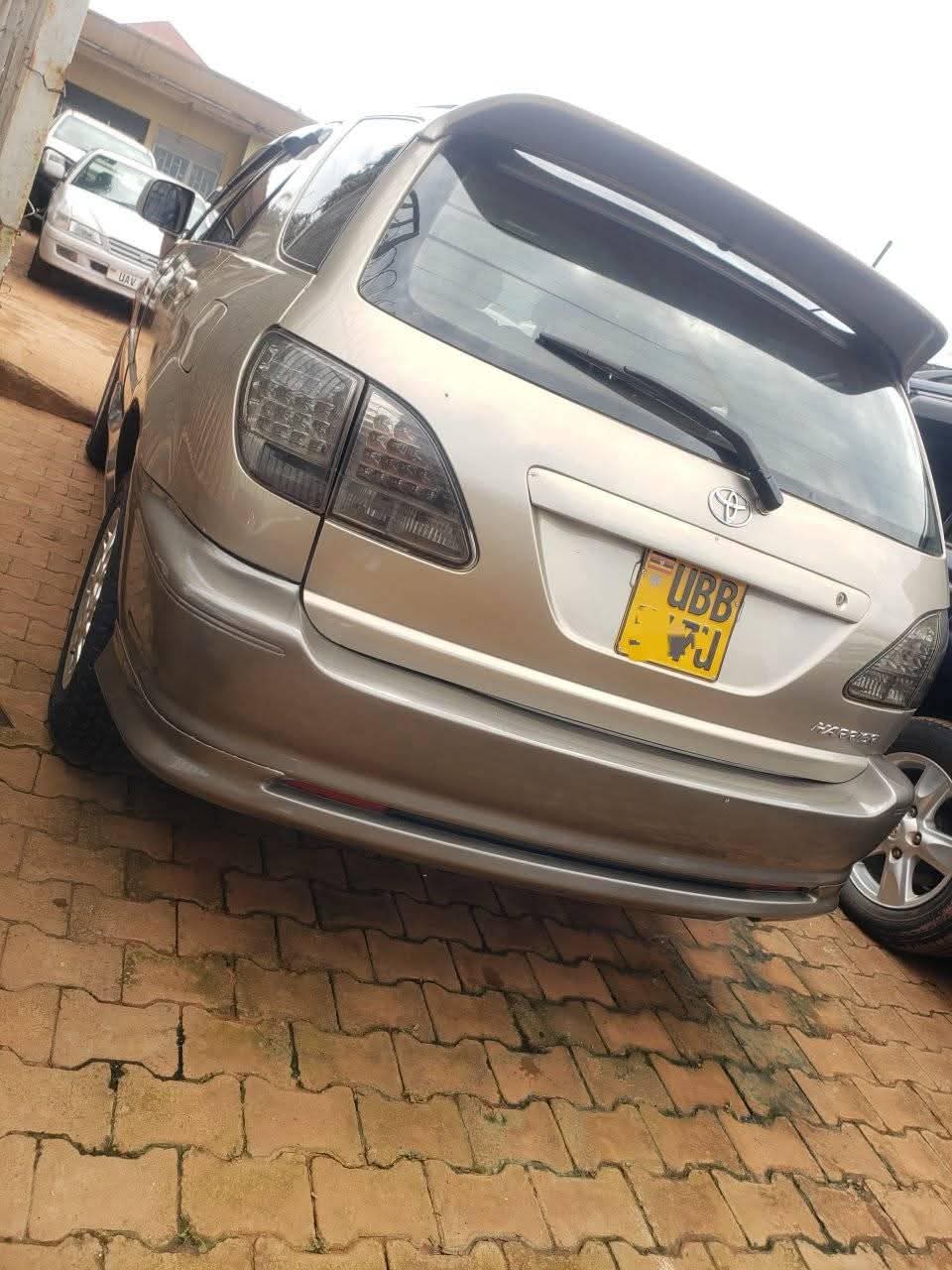 A picture of 2001 Toyota harrier