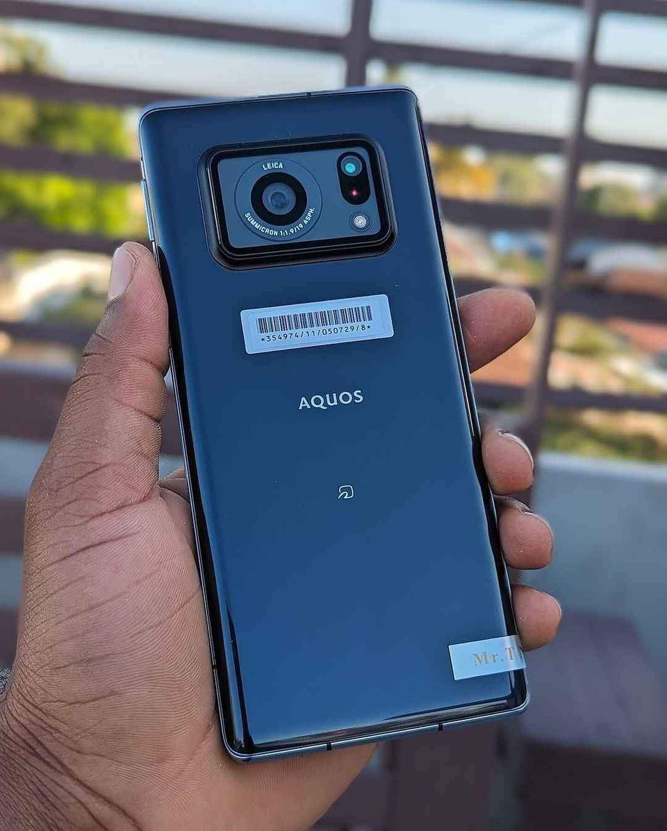 A picture of SHARP AQUOS R6 5G