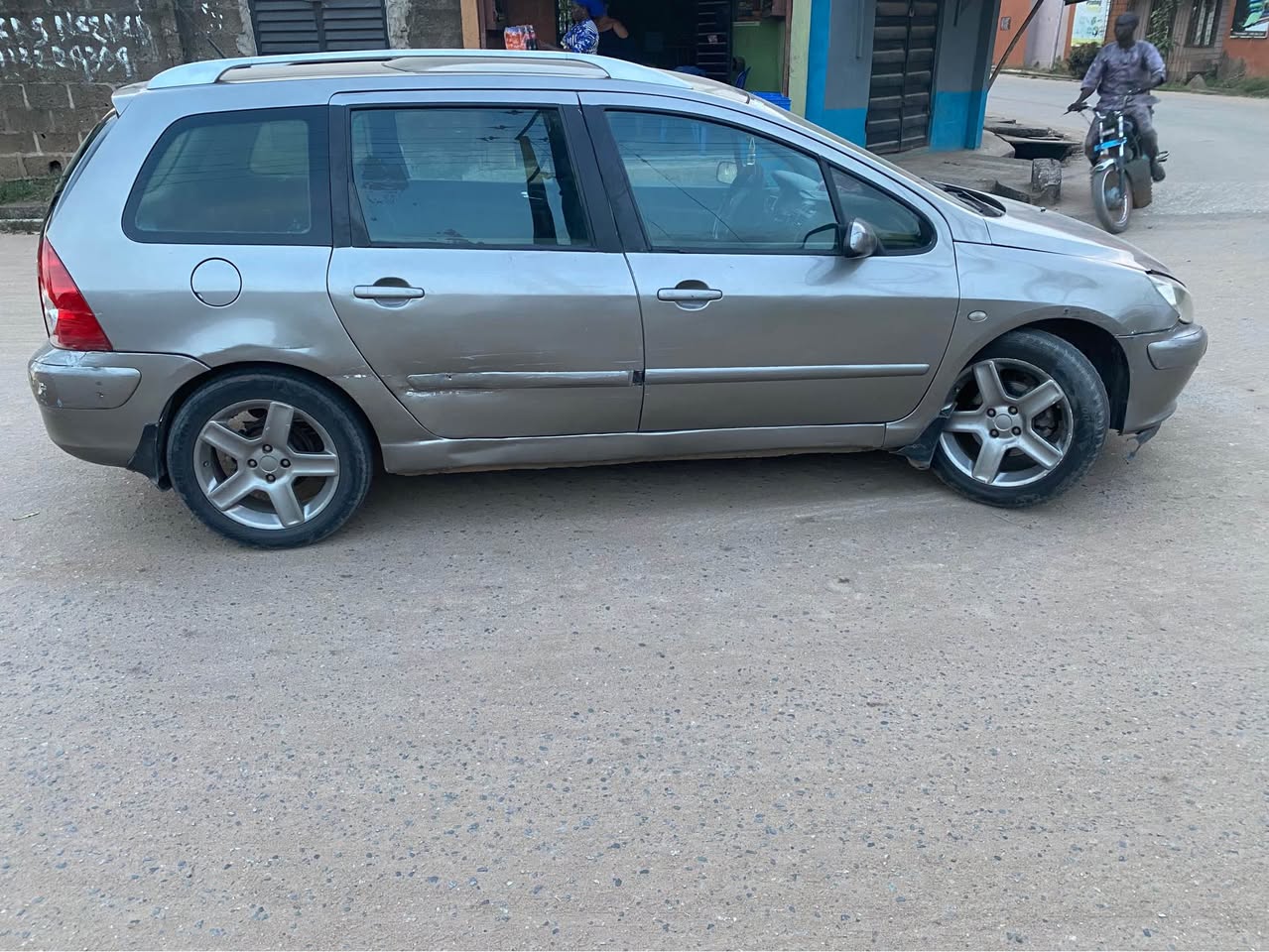 A picture of Peugeot 307 wagon manual