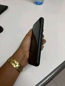 A picture of Hii hapaa GOOGLE PIXEL 4 price 250k.... Aina tatizoo lolotee..