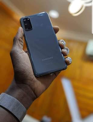 A picture of SAMSUNG S20