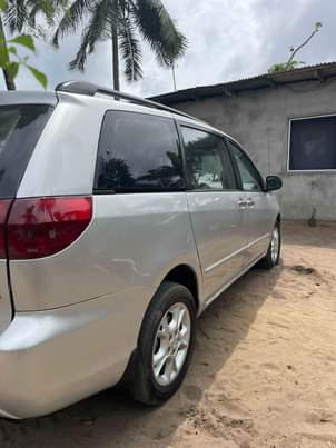 A picture of Toyota sienna