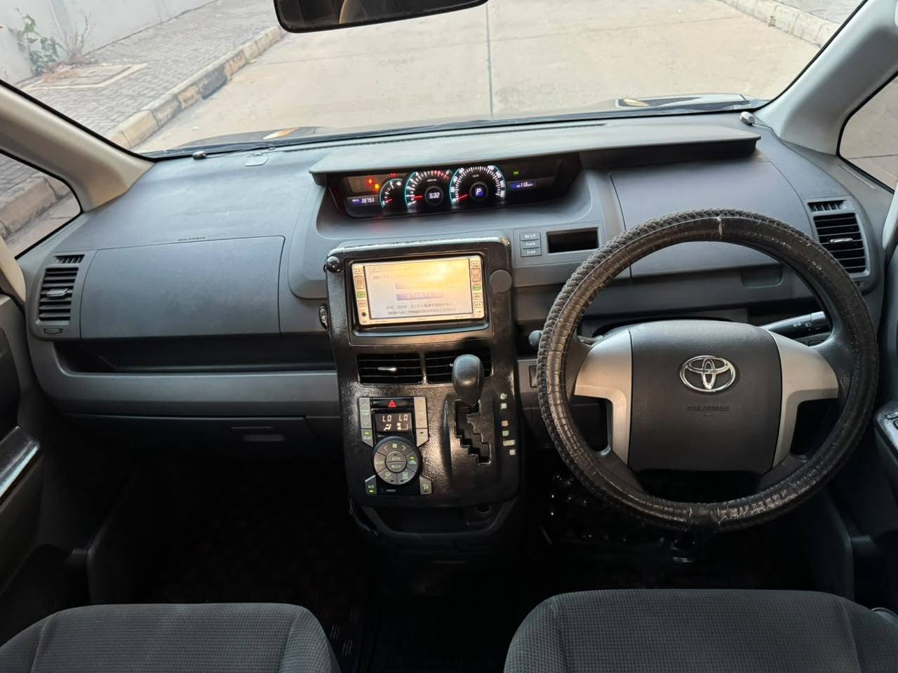 A picture of TOYOTA NOAH