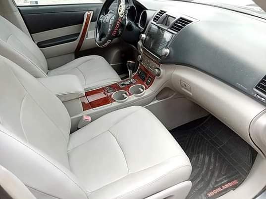 A picture of Toyota Highlander 2012