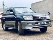 A picture of TOYOTA LAND CRUISER V8 90 000 000 NEGOTIABLE 0701057114 0761990442