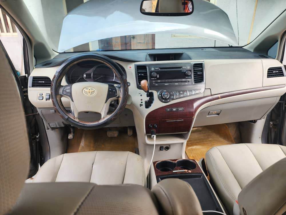 A picture of Toyota Sienna 2013 model 08101444821