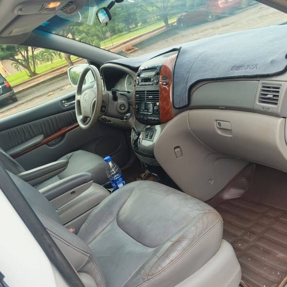 A picture of Toyota sienna 2006 model few months used
