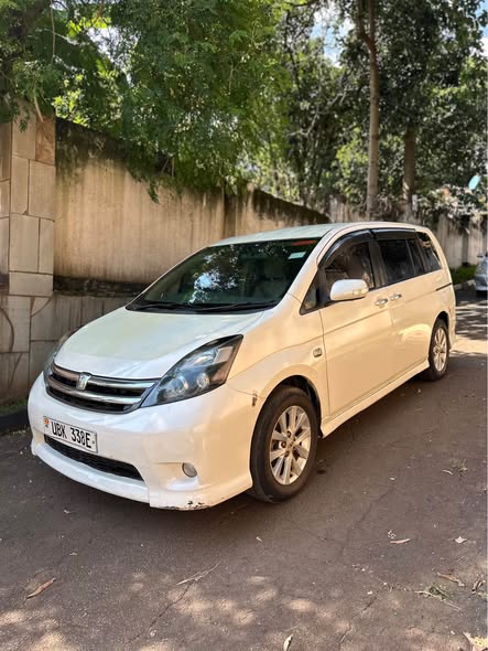 A picture of TOYOTA ISIS ON SALE 20M NEGOTIABLE CALL 0701057114 0761990442