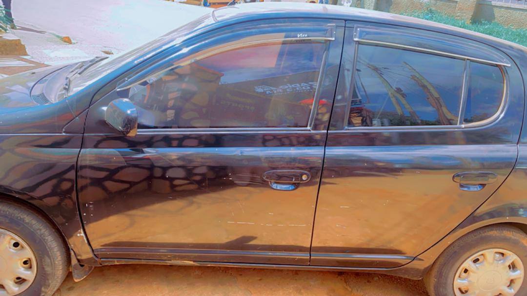 A picture of Toyota Vitz 1.3cc on sale at 9.5m.