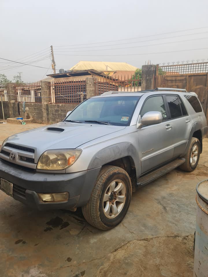 A picture of Toyota 4 runner 2005 still pure first body and untouched