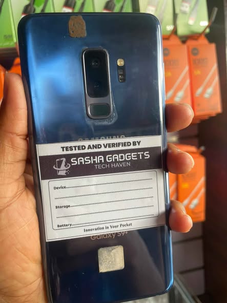 A picture of Samsung galaxy S9 plus has some cracks but working well