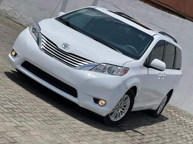 A picture of Foreign used TOYOTA SIENNA 2014 XLE full option