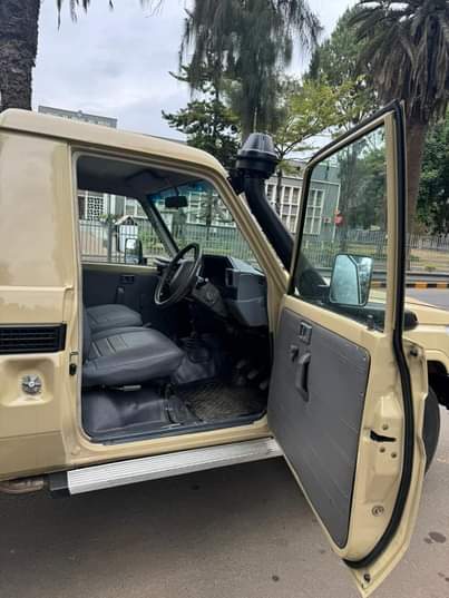 A picture of 2000 LAND CRUISER PICK UP