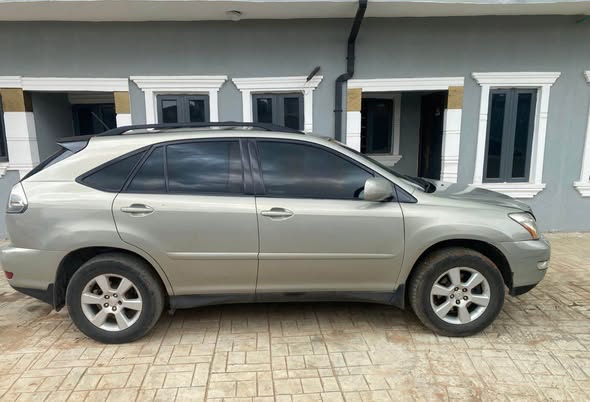 A picture of Rx 330 Lexus for sale