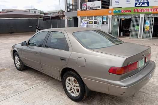 A picture of Toyota Camry 2001 LE