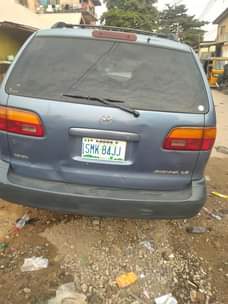 A picture of Toyota Sienna 2000 model