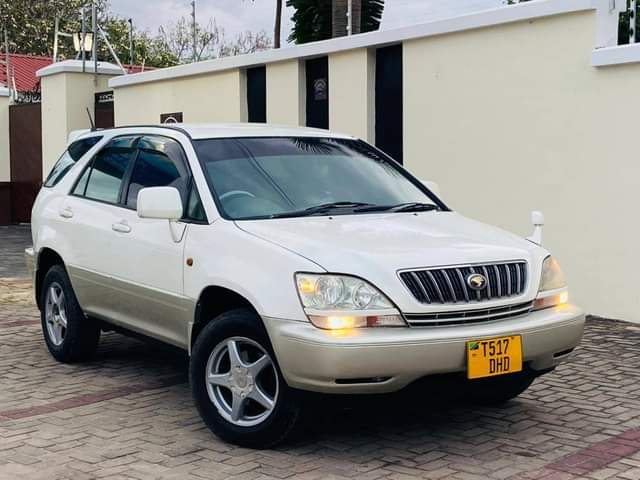 A picture of TOYOTA HARRIER OLDMODEL NAMBA D PIGA 255 714 550 592