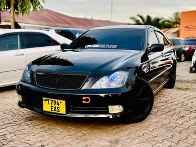 A picture of TOYOTA CROWN 