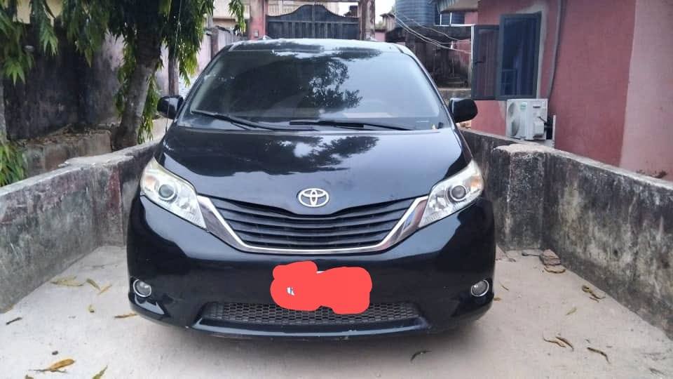 A picture of 2010 Toyota sienna