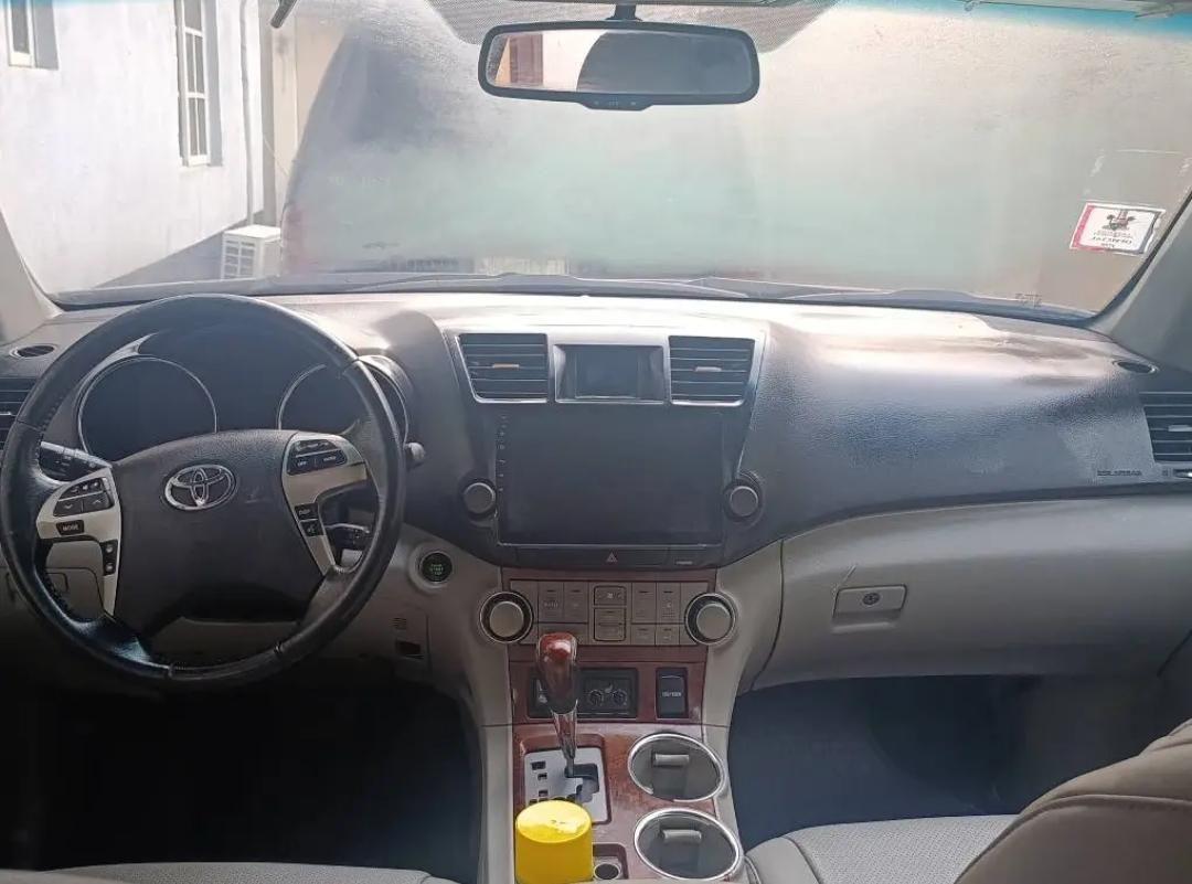 A picture of Toyota Highlander 2012 direct