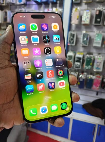 A picture of Iphone 16 pro max 256gb