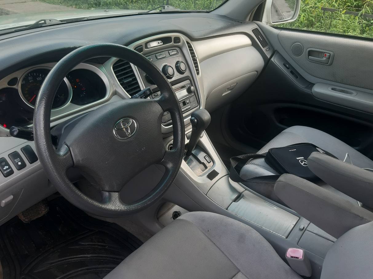 A picture of TOYOTA HIGHLANDER 2005 FRESH FOREIGN USED 3 ROWS SEATER