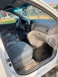 A picture of Toyota sienna 05 First body Engine gear AC Location port
