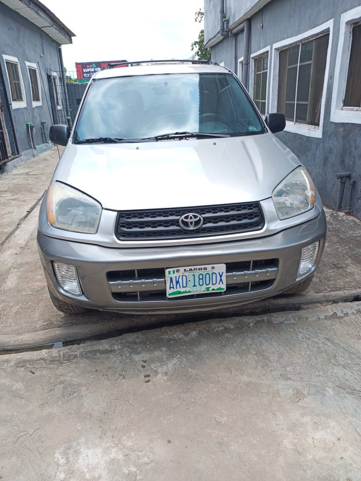 A picture of Toyota RAV4 2004 05