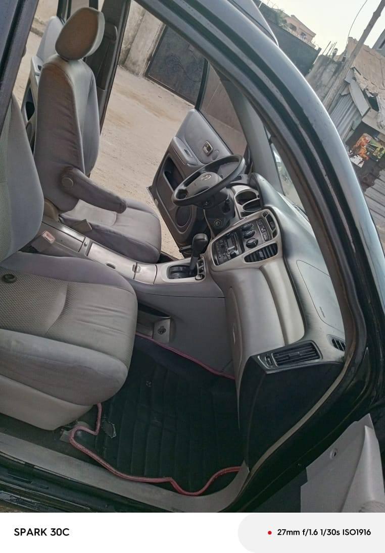 A picture of 2004 Toyota Highlander Highlander 2 rows Painted but very clean