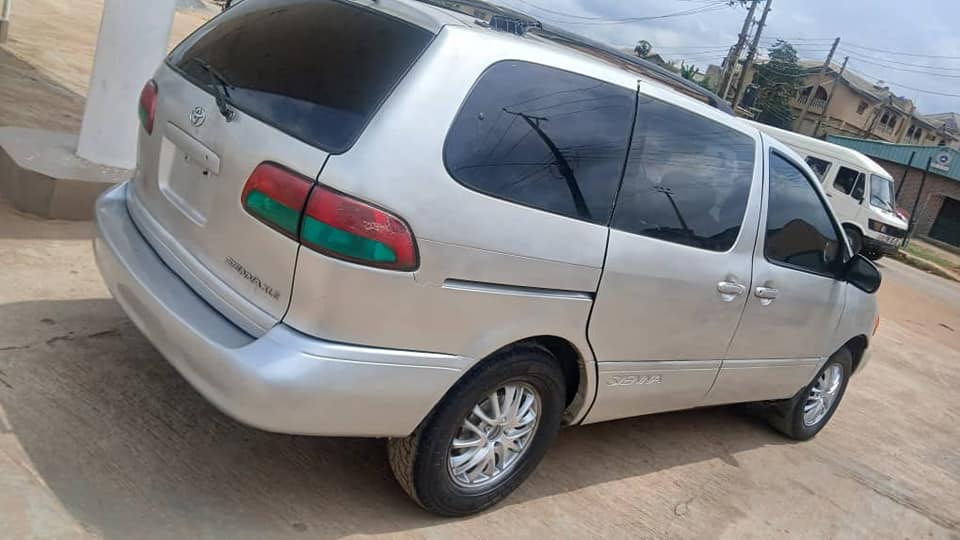 A picture of Toyota Sienna 2002